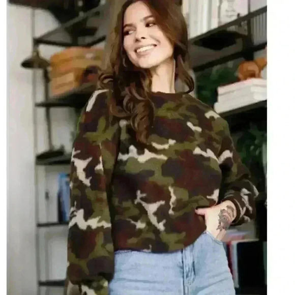 OLIVE CAMO Sherpa Crew Sweater NWT - 100%‎ Polyester (Small, Medium, Large) - Picture 1 of 4